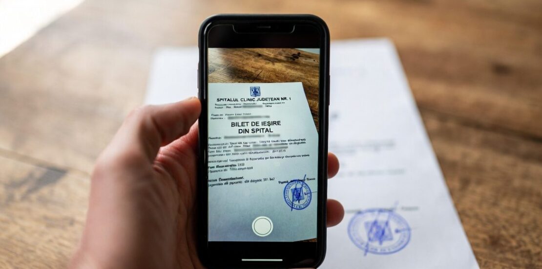 Foaie de externare din spital fotografiată cu telefonul pentru traducere autorizată